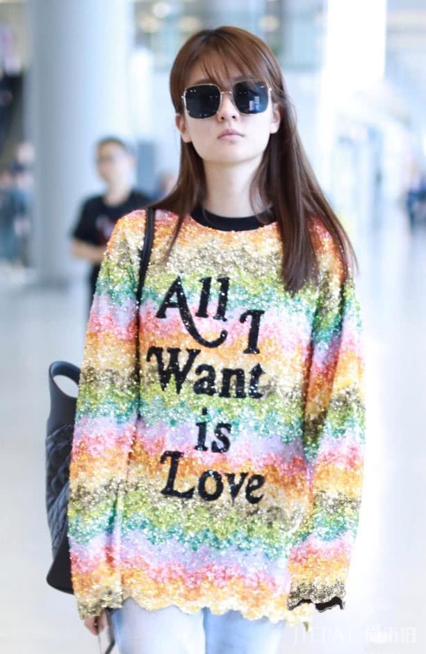 乔欣穿“板砖鞋”和黑色长袜是绝配，时髦到差点认不出！