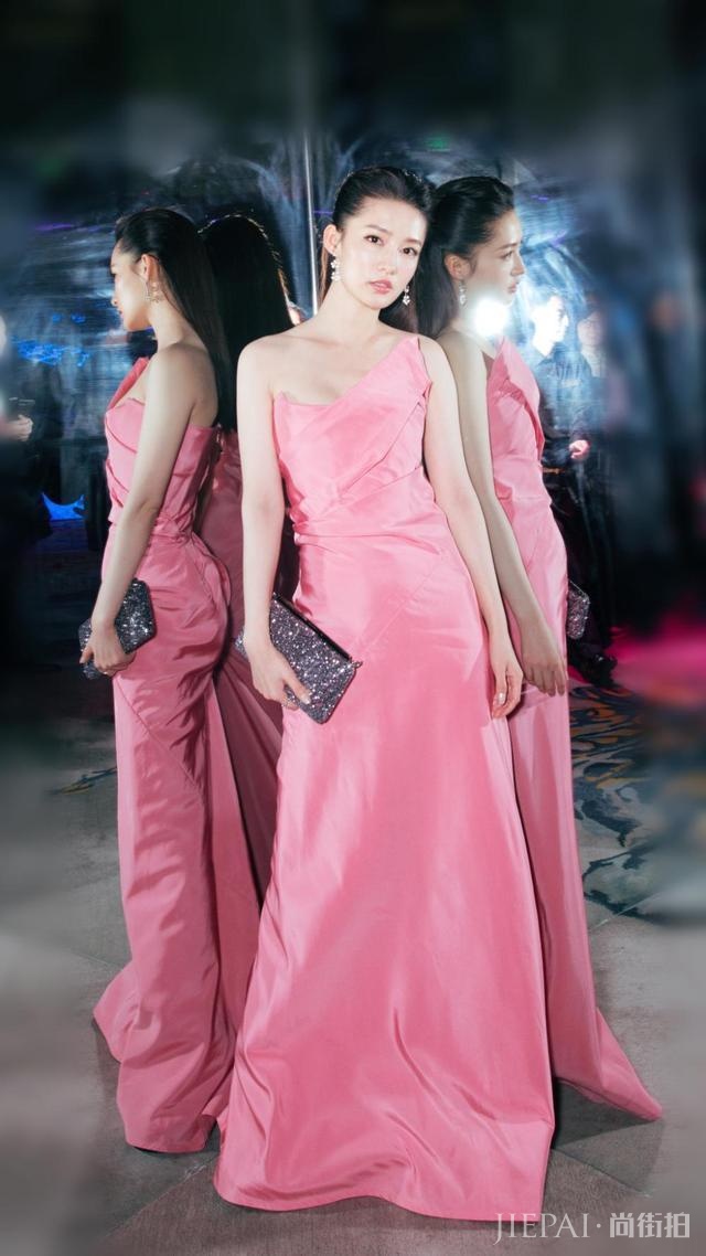 女星同穿粉色礼裙，赵丽颖气质完胜baby