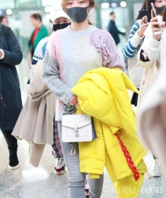 谭松韵灵动可爱搭配红色卫衣，更加有精神，朝气蓬勃