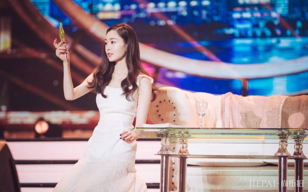 宋轶仅穿了一条白色连衣裙,就美得清新脱俗