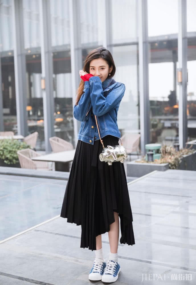 宋祖儿斜挎“金猪”受疯狂追捧，成了新带货女王？