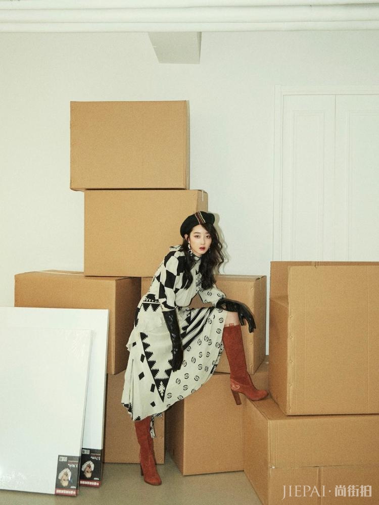蒋梦婕黑白撞色裙搭配高筒靴子，穿起来比超模还要有气场