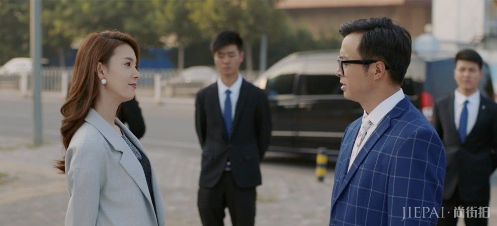 陈瑶烫了“龙须卷”刘海，气质变得更惊艳！