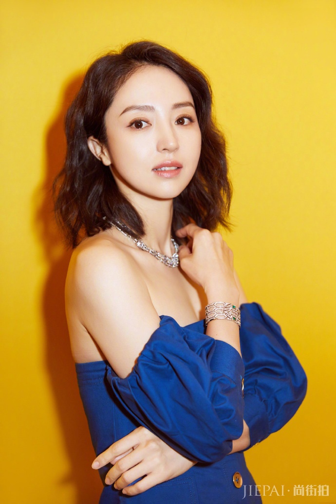 董璇纯白色套肩连衣裙显气质,好美啊