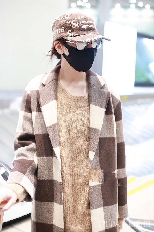 迪丽热巴宽松裤看不到腿，只有针织衫撑场