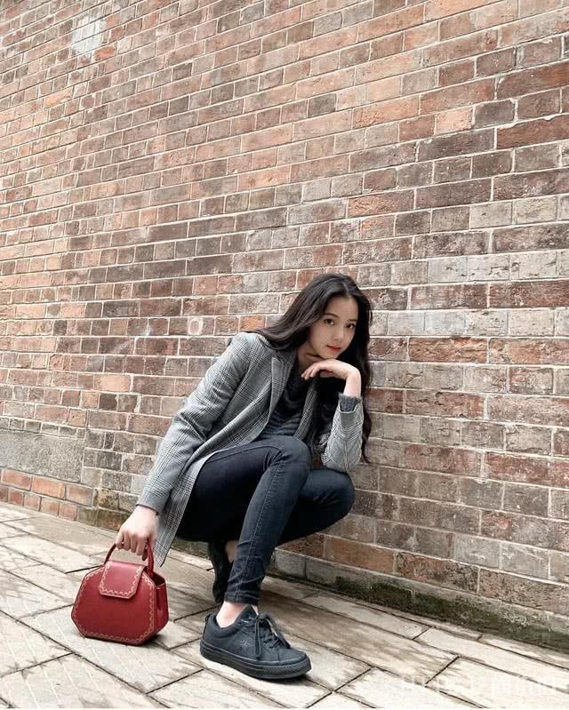 拥有50双匡威的欧阳娜娜,竟输给这位天才超模,3双匡威就赢了