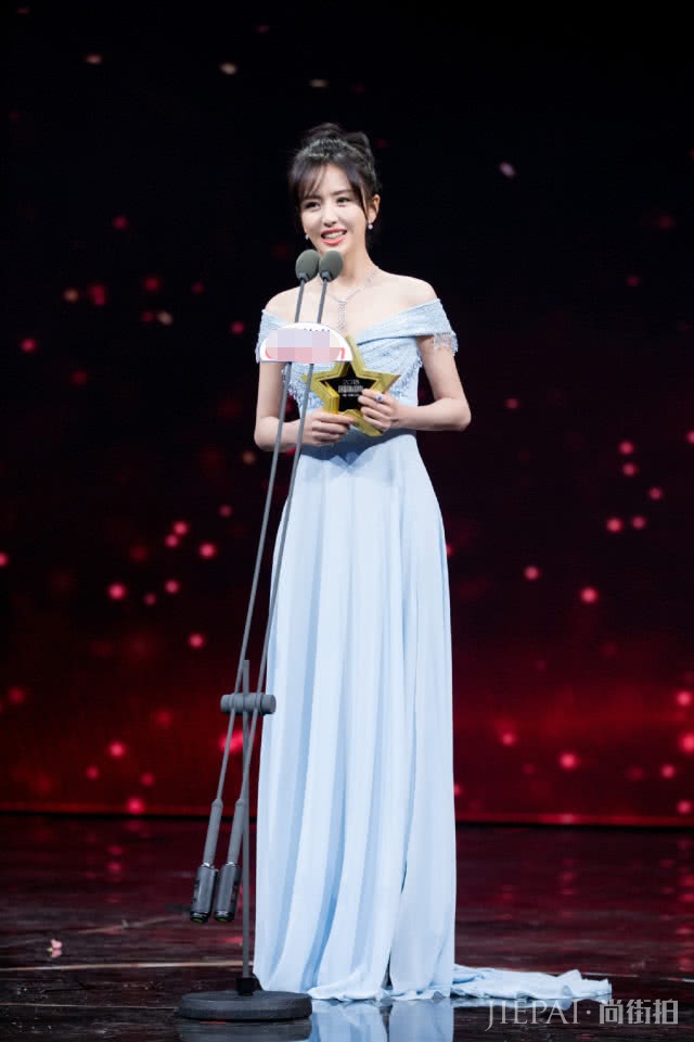 佟丽娅浅蓝色连衣裙搭丸子头，“胖”成小仙女