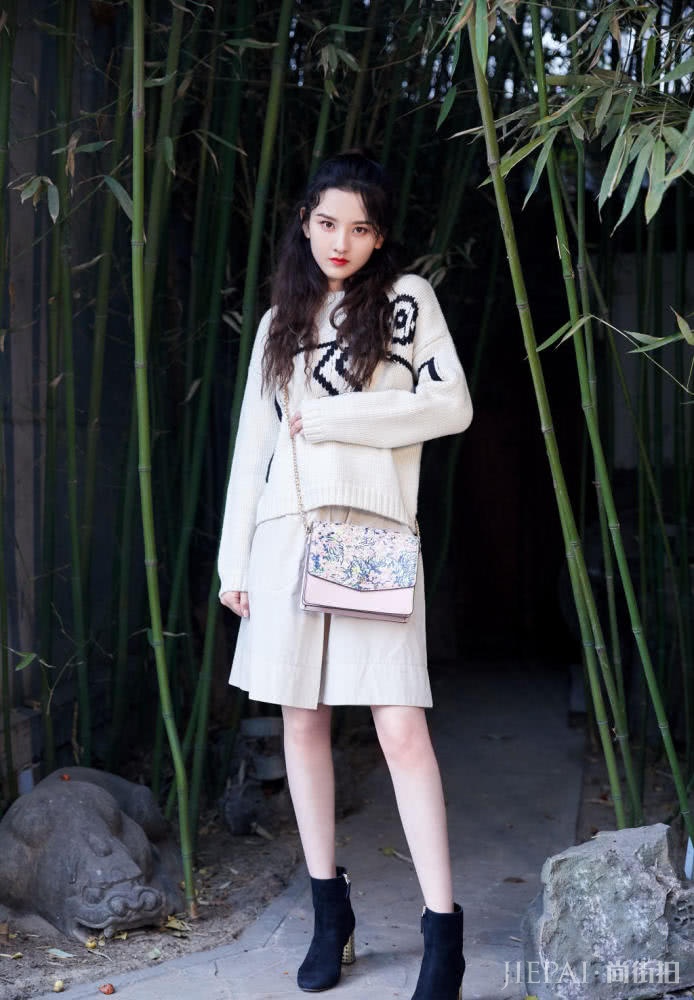 宋祖儿斜挎“金猪”受疯狂追捧，成了新带货女王？