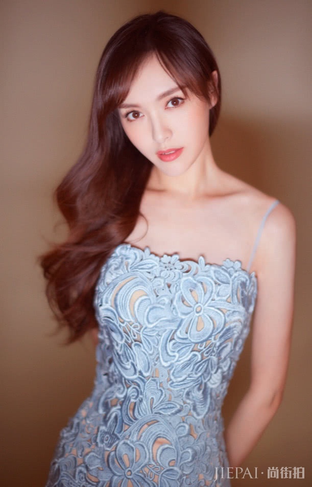 唐嫣肉色打底裙+花纹图案外裙穿后超甜美!