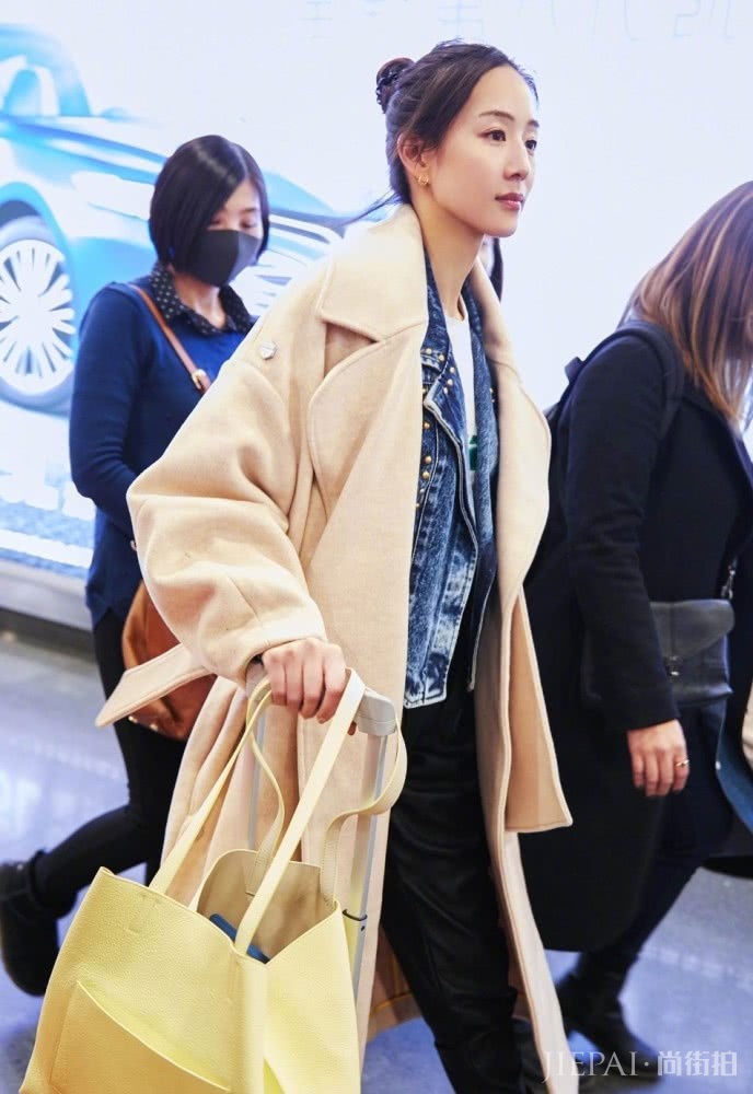 张钧甯机场街拍 大衣搭配皮裤，帅气又时髦！