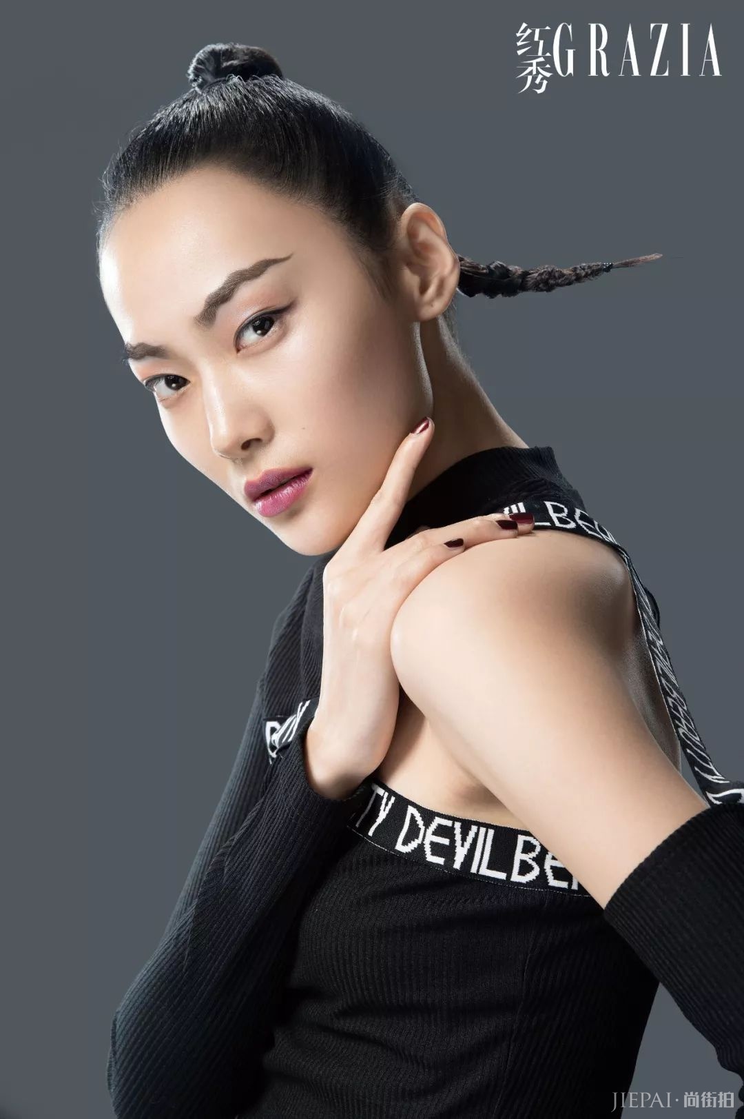 高明遥演绎美宝莲&红秀美妆大片