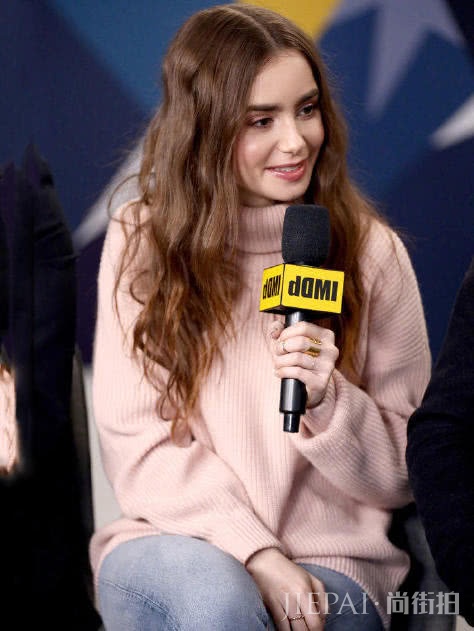 仙女Lily不画大浓妆，衣品回归简约风