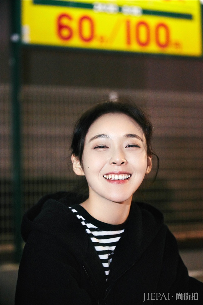张佳宁甜美酷帅,冬日街拍来袭
