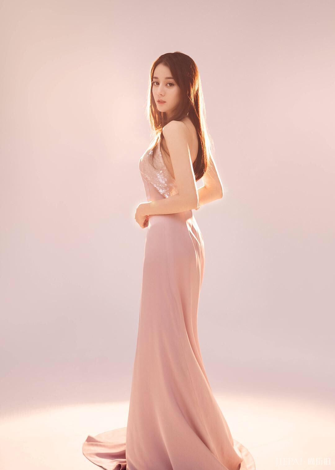 微博之夜，迪丽热巴关晓彤礼服太好看！林志玲也太拼了裙子大开叉