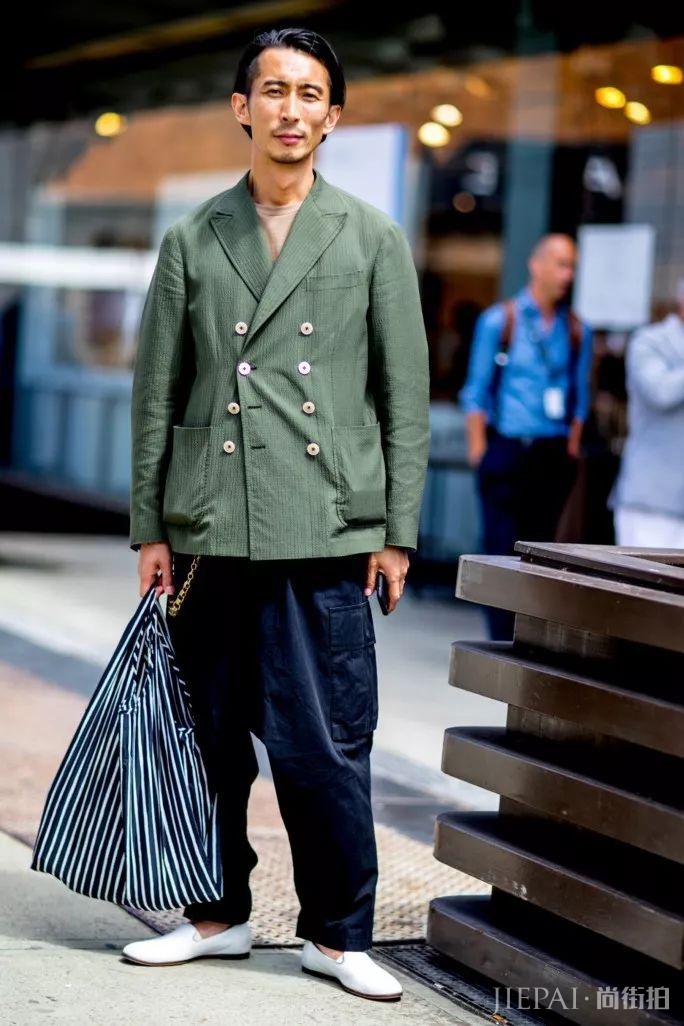 男生秋冬搭配，一定要带点"绿”