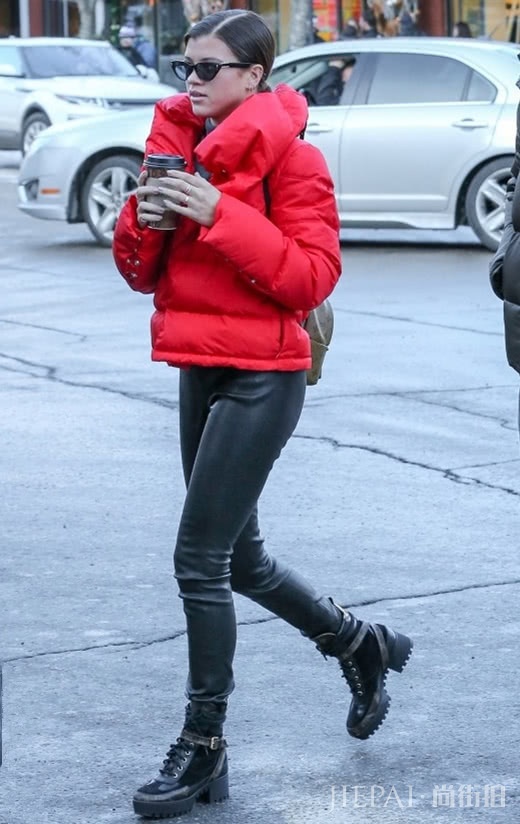 街拍示范 这几款红色羽绒服的搭配让你冬季暖暖的