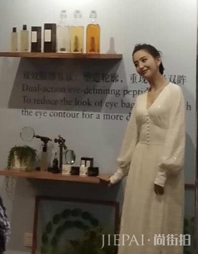 佟丽娅法式裙穿成白胖子，还以为好事将近了！