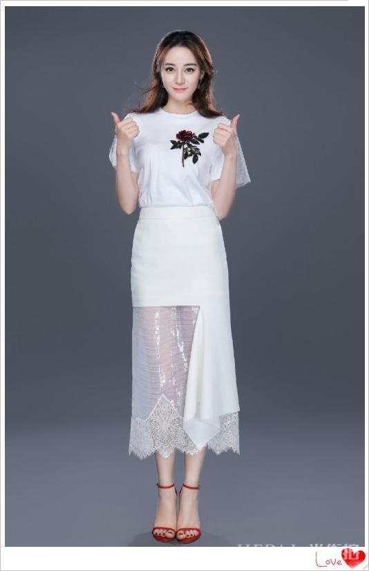迪丽热巴白色纱裙，搭白色T恤散发着青春与活力的气息