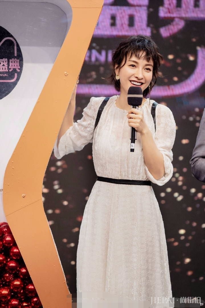 吴昕穿新年红的裙子,挥舞红纱一转身太惊艳了!