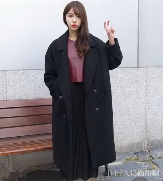 冬季穿搭想要新花样？选择双排扣大衣，复古又减龄
