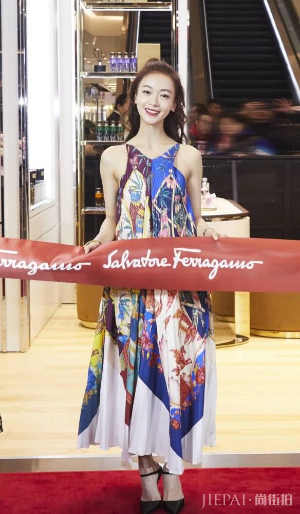 吴谨言气质真好，艳丽的印花裙穿上也不俗气，