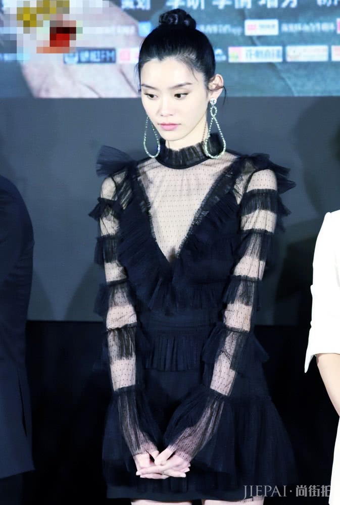 奚梦瑶穿上“海苔裙”才知道,也就是正常人的体型!