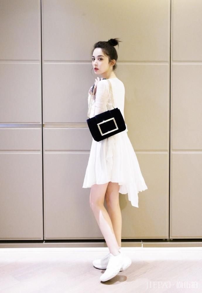 古力娜扎这身搭配光鞋子包包就花了3多,不过穿上美成仙女了