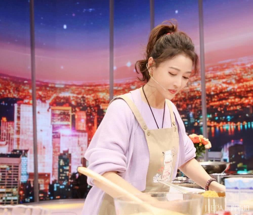 周海媚卷发扎成高马尾,穿糖果色毛衣减龄显气质