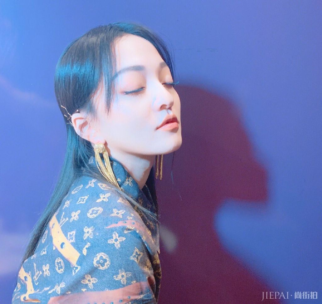 张韶涵身穿衬衫连衣裙个性十足,美腻了 !