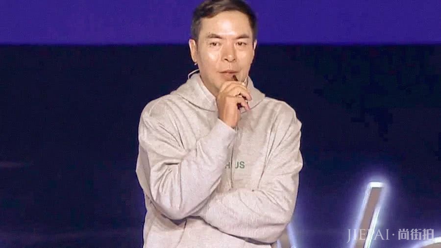 张小龙的硅谷着装密码,套头连帽卫衣加蓝色牛仔裤