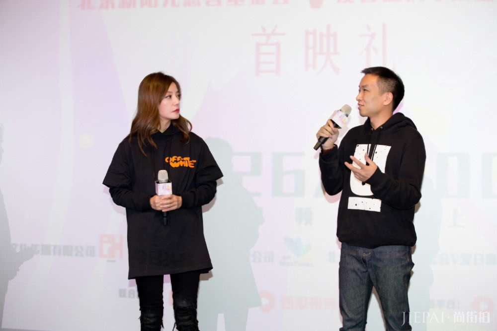 赵薇换“新”发型,身穿一件雅致灰荷叶裙,秒变20岁少女