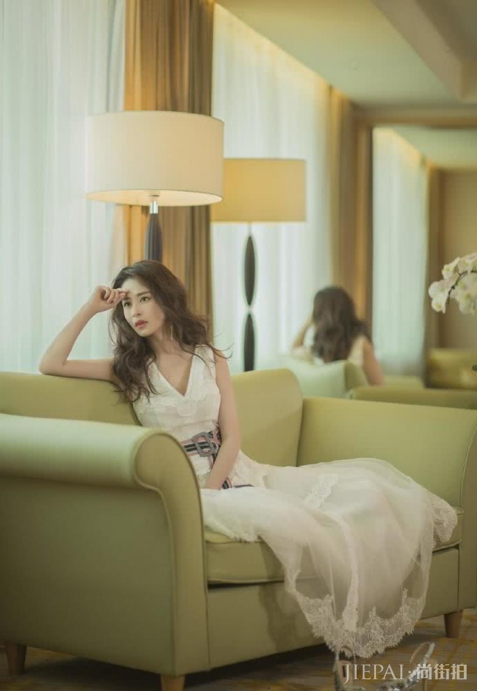 颖儿瘦的连V领裙都撑不起,越来越瘦了!