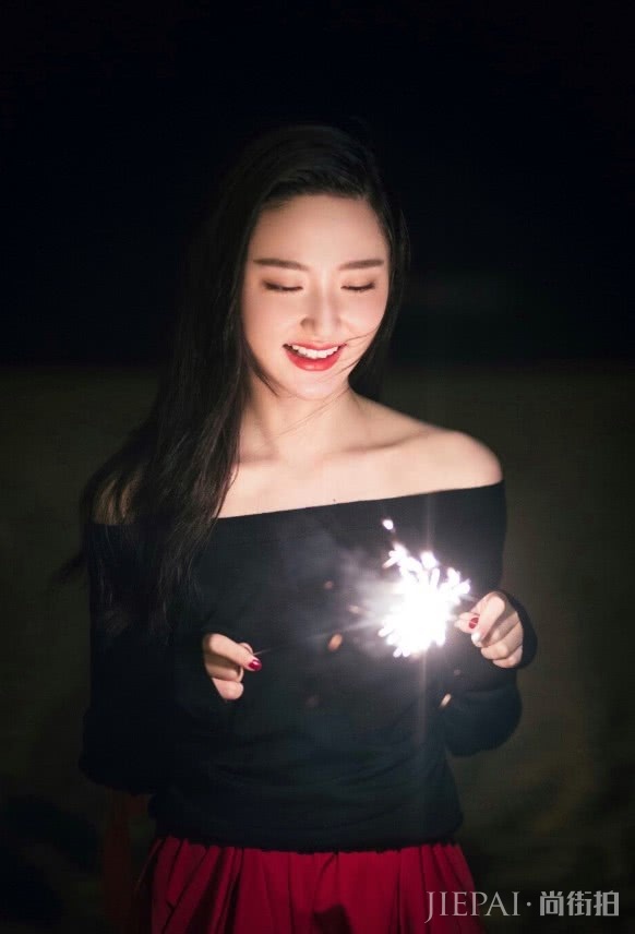 王莫涵简约打扮却暗藏小心机，美到让服气！