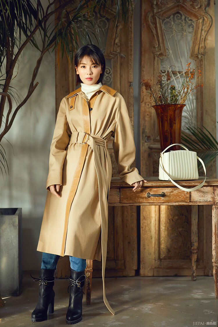 刘涛驼色风衣气场全开,短发嫩回21岁