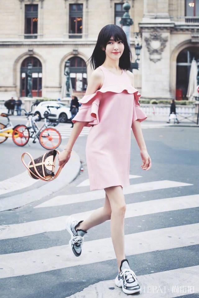 唐嫣齐刘海配粉裙,装嫩到底!