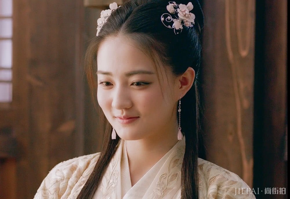 徐璐将绿色袜靴当裤子穿时髦又个性，一般人不敢这样穿