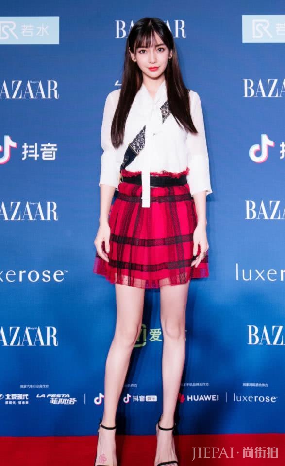 杨颖“千张裙”，看起来浪漫时尚！