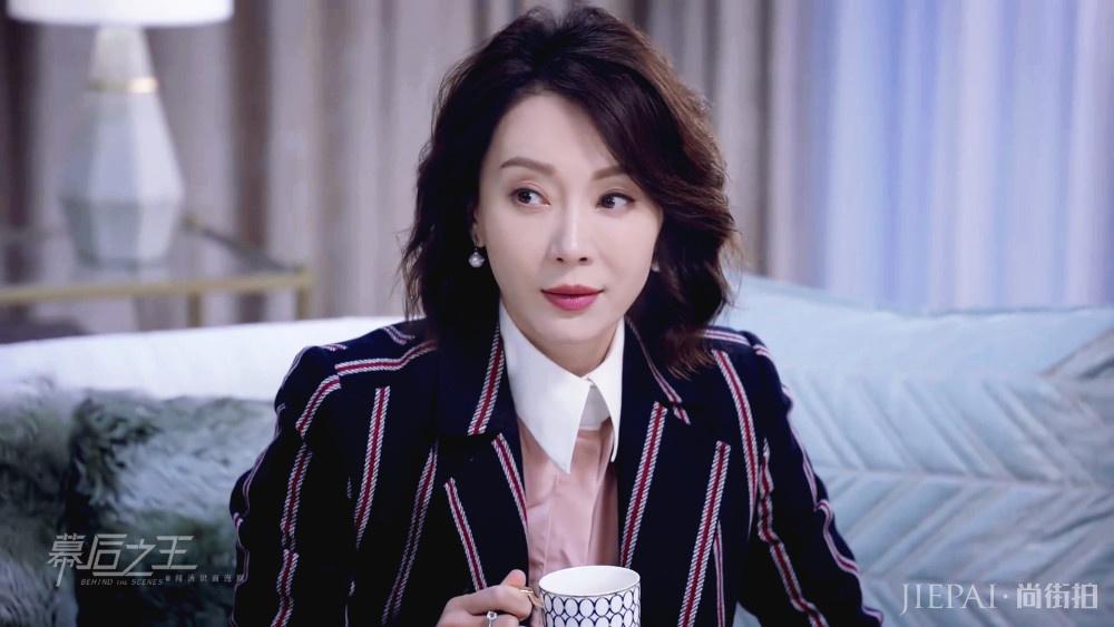 陈数《幕后之王》中短卷发利落又干练！