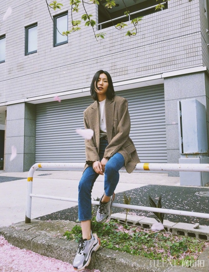 袁姗姗格纹大衣牛仔裤简单随性,宋茜气场全开