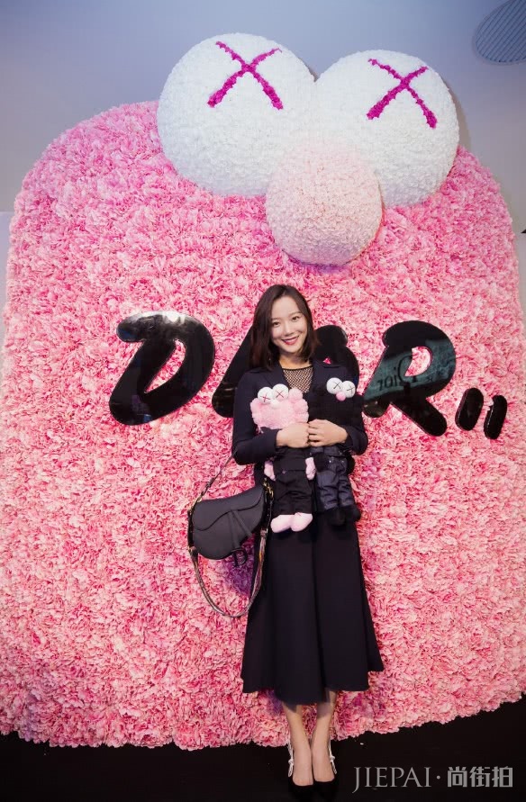 王珞丹渔网衫配小西装,性感女郎!