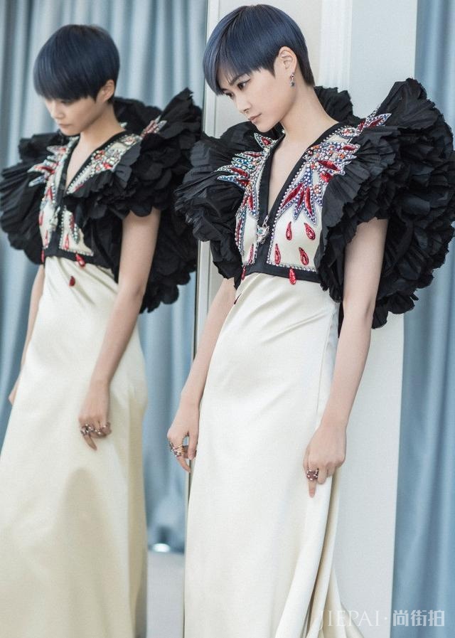 李宇春红色皮衣搭配过膝靴又帅又美,气质令人惊艳