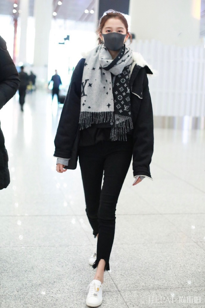 关晓彤穿搭臃肿露出脚踝,新发型干练!