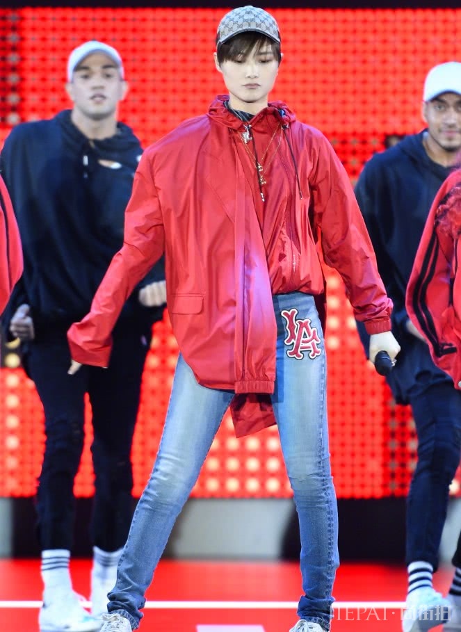 李宇春穿件厚过毛毯的衣服，不知道还以为“炸毛了”！