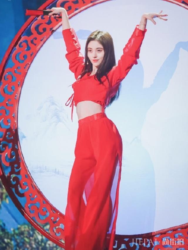 鞠婧祎红色纱裙惊艳众人!终于明白“四千年美少女”不是闹着玩的