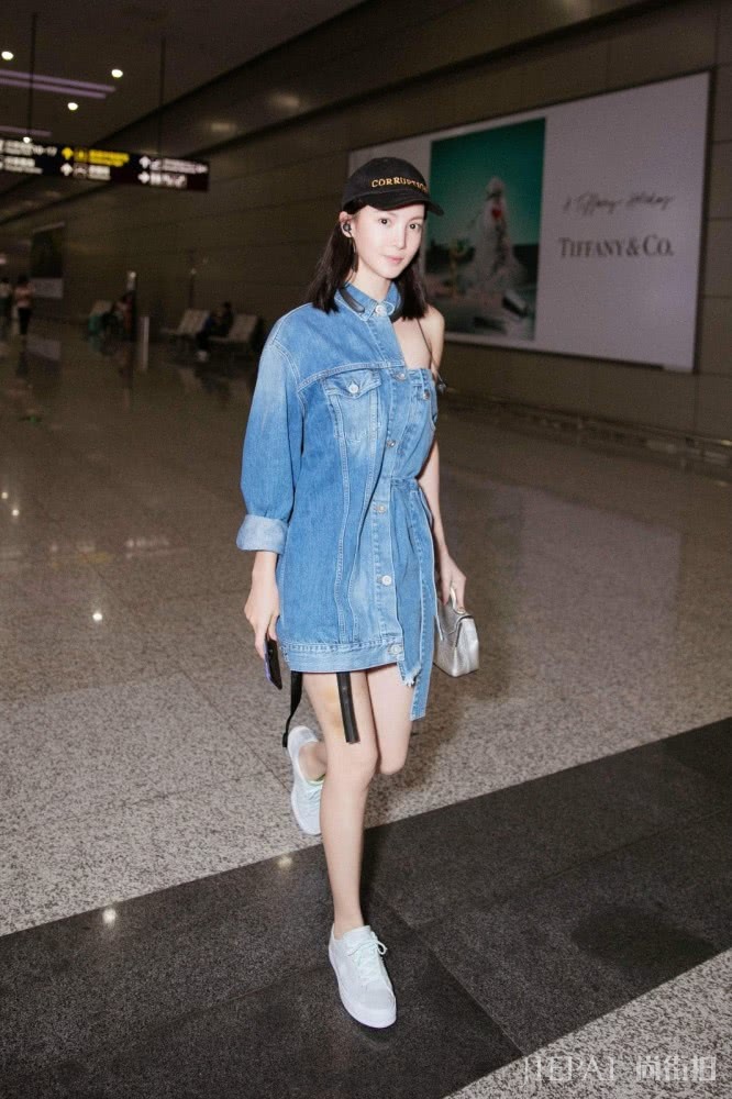 金晨绿色灯芯绒衬衣不扣,棉衣脱一半。这是想怎样时尚?