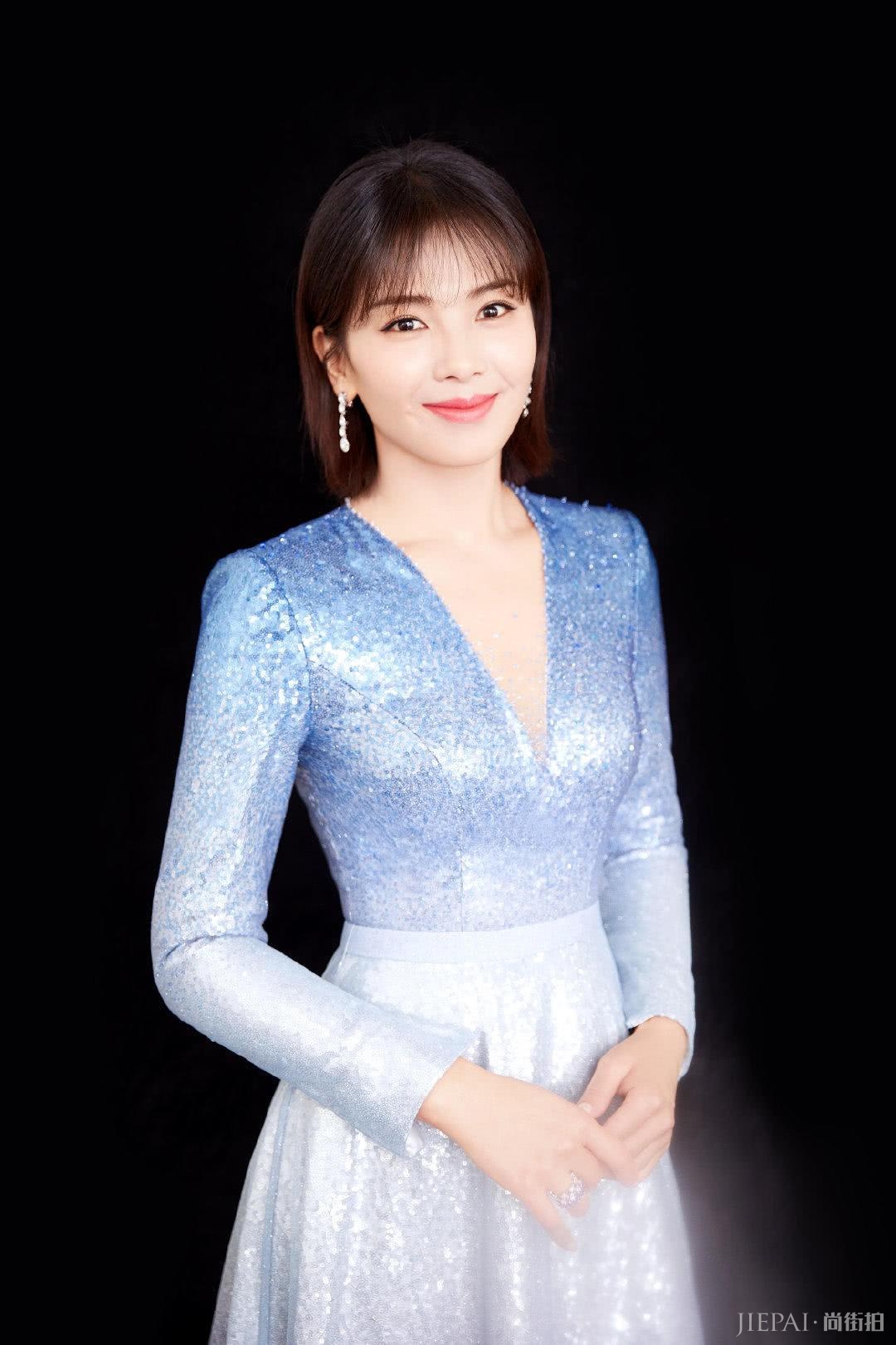 刘涛剪短发太美了，穿星空裙风采不减当年