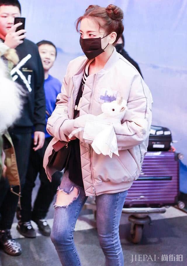 这款超减龄发型，杨超越顶哪吒头走机场