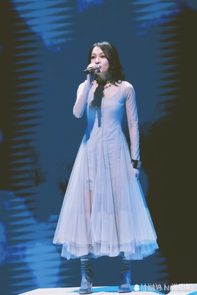 张韶涵晚会变大熊猫,穿4件衣服3条裤子一样可爱苗条