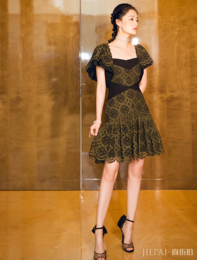 李沁竟然只有几个脚趾大，真不知道怎么穿进去的