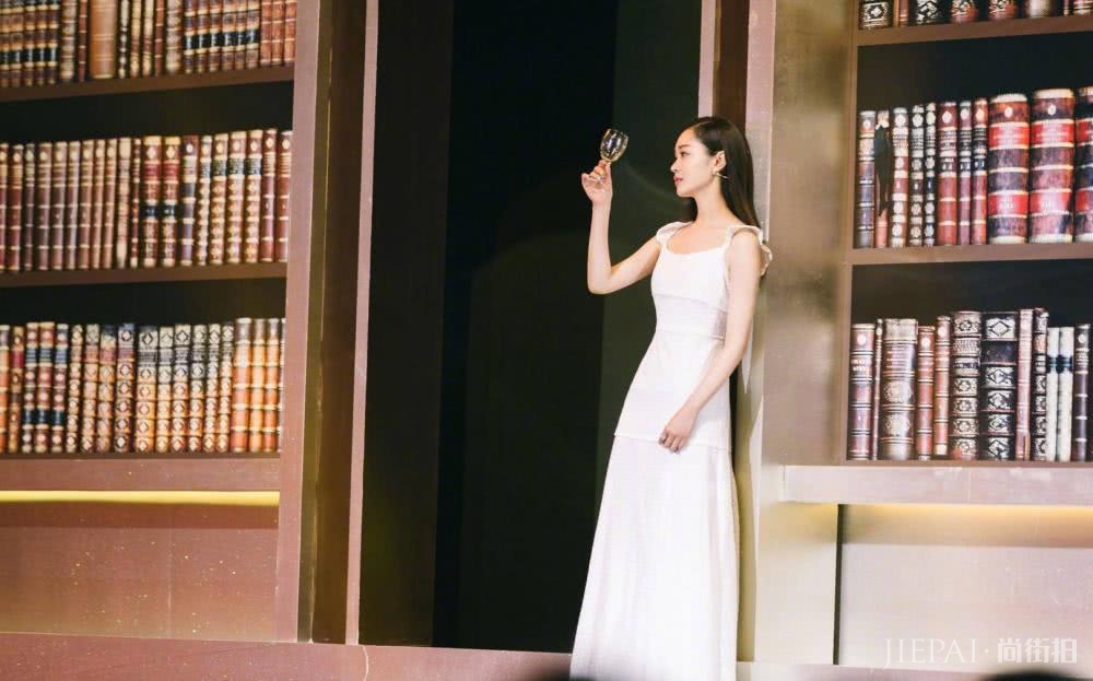 宋轶仅穿了一条白色连衣裙,就美得清新脱俗